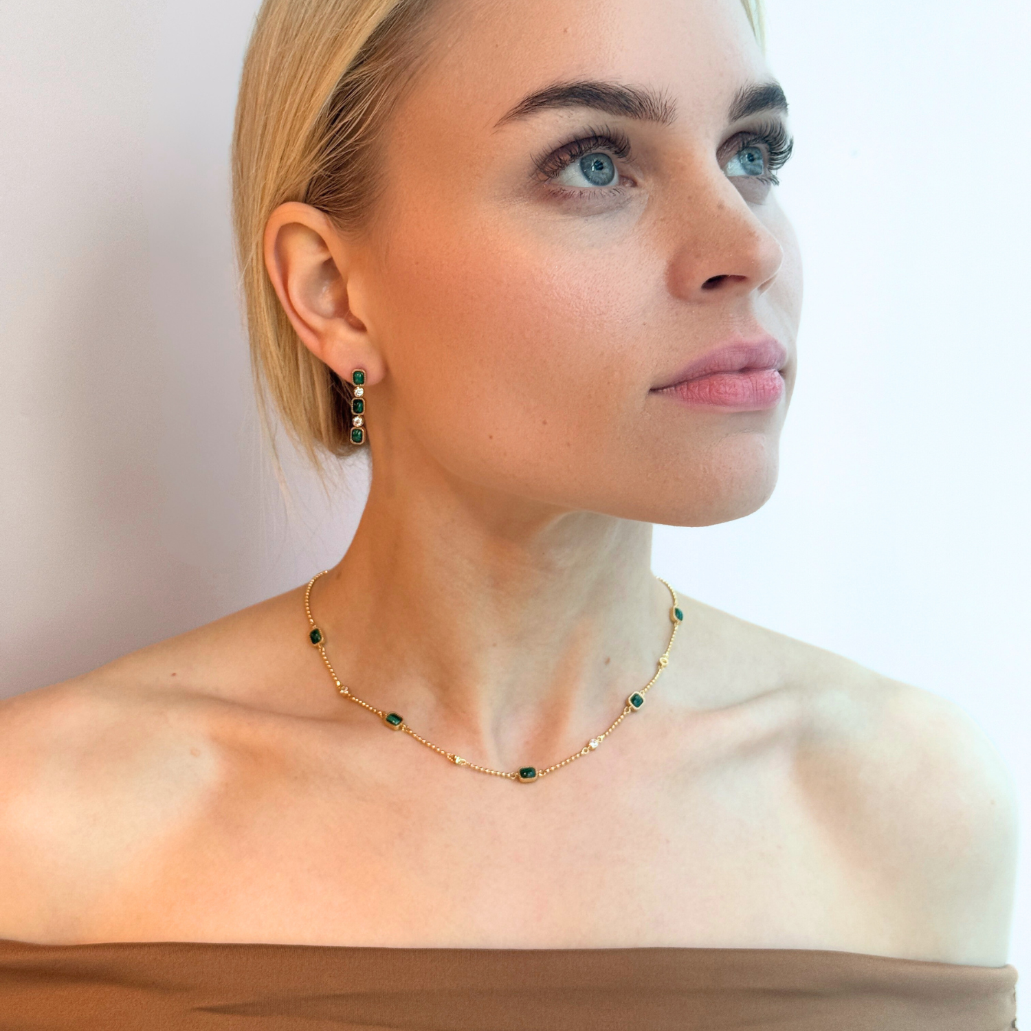 model wearing 18k gold malachite chain necklace