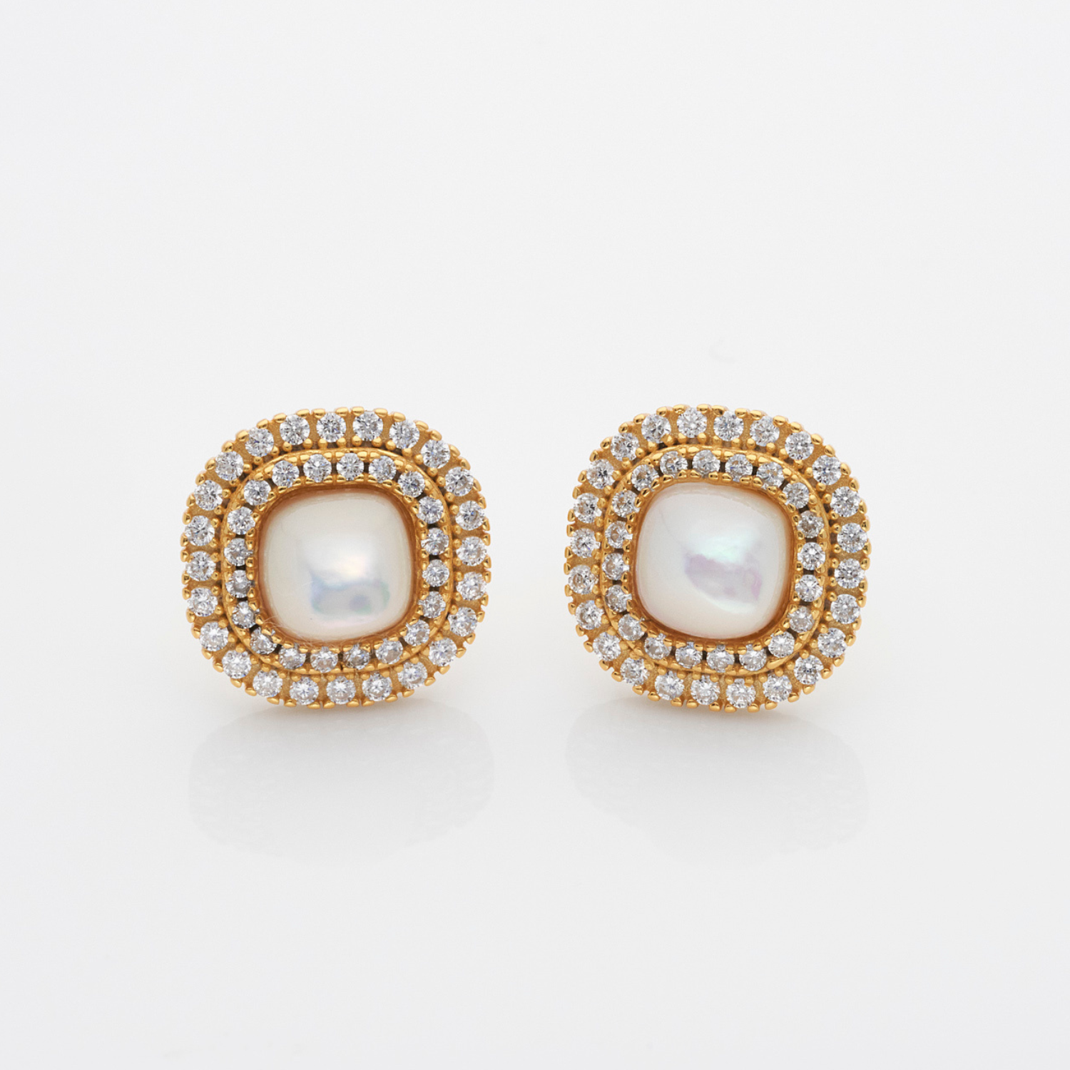 18k gold pearl stud earrings