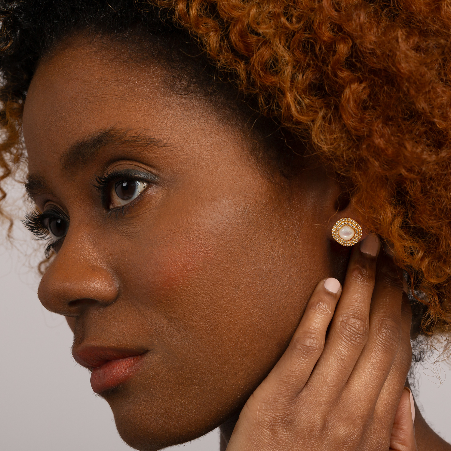 model wearing 18k gold pearl stud earrings