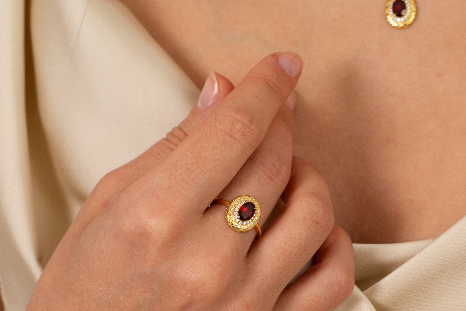 Olympias Garnet Gold Halo Ring-2.png__PID:f16b9a7b-41ff-4753-88f8-29cb4b9a5e99