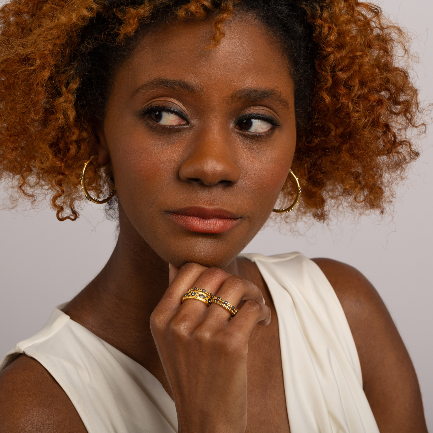Hera Gold Hoops - Model