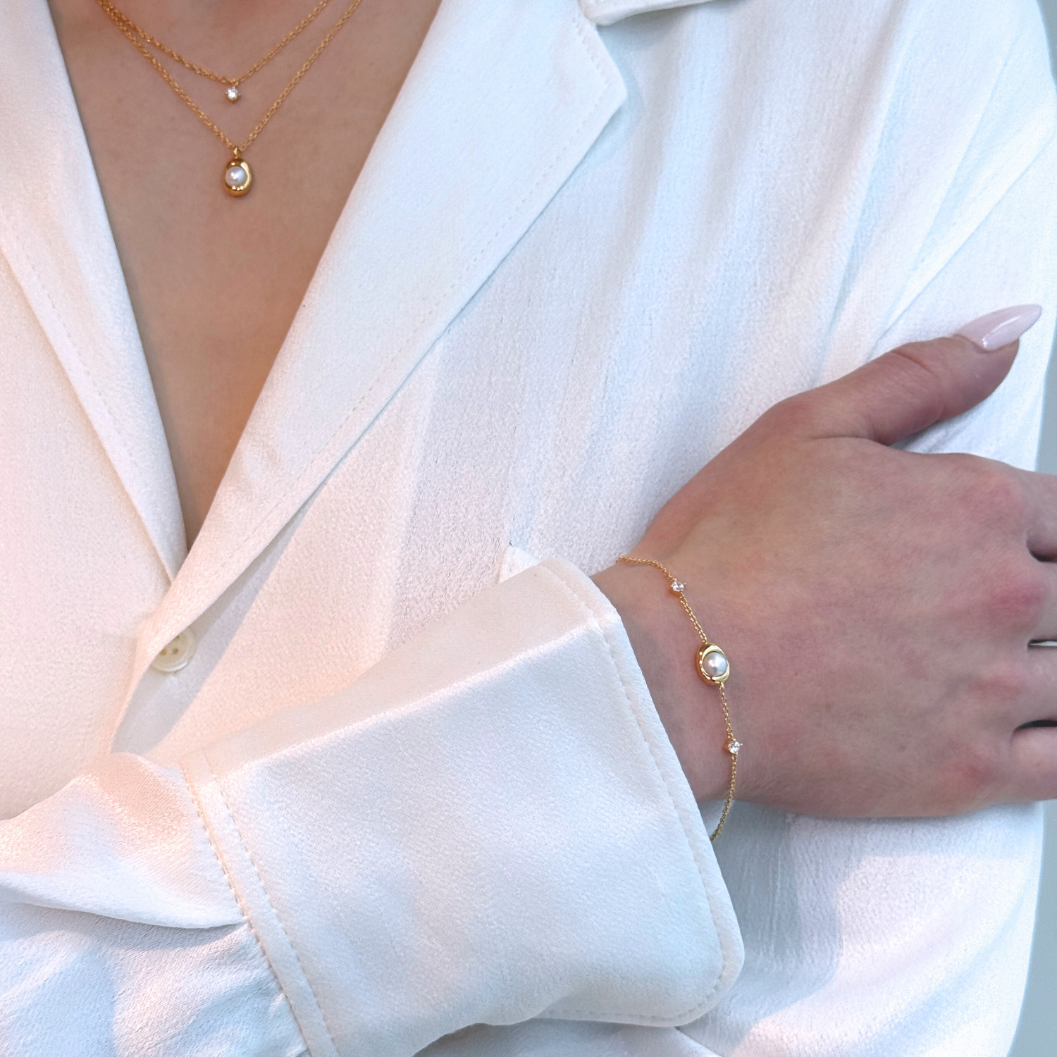 model wearing 18k gold 925 sterling silver pearl bracelet